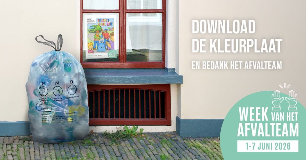 Een ingekleurde kleurplaat hangt aan een raam. Buiten staat een PMD-zak klaar om opgehaald te worden.