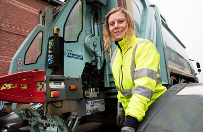 Vrouwelijke vuilniswagen bestuurder.