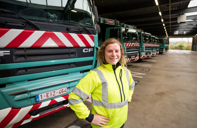 Vrouw in opslagplaats voor vuilniswagens.