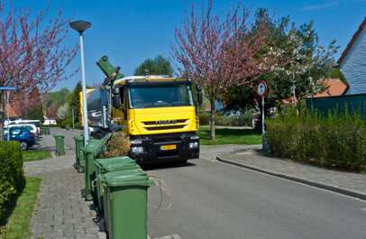 Vuilniswagen die huis, tuin en keuken afval komt ophalen.