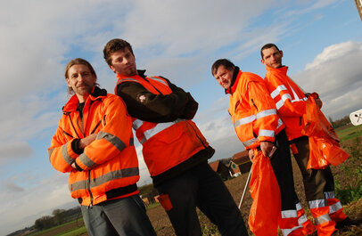 Afvalverwerking personeel in reflecterende kleding.
