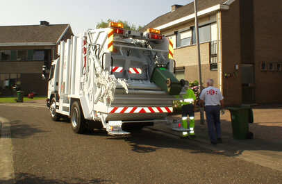 Vuilniswagen die groenafval komt ophalen.