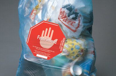 Blauwe zak met een foute inhoud sticker.