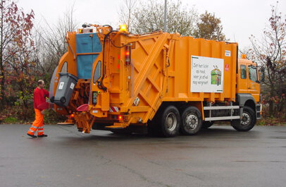 Vuilniswagen die vuil ophaald.