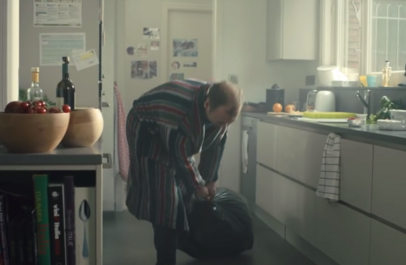 Man die met vuilniszak sleurt.