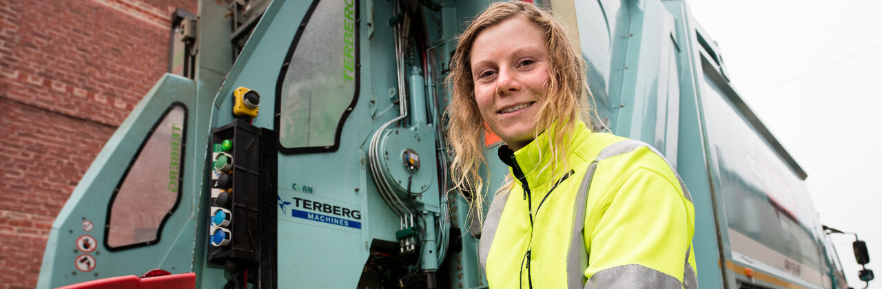 Vrouwelijke vuilniswagen bestuurder.