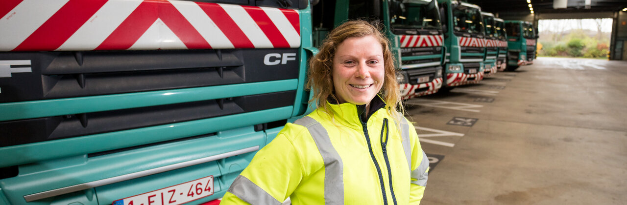 Vrouw in opslagplaats voor vuilniswagens.