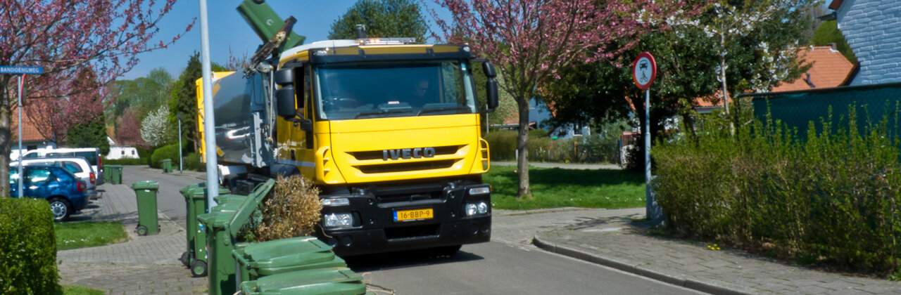 Vuilniswagen die huis, tuin en keuken afval komt ophalen.