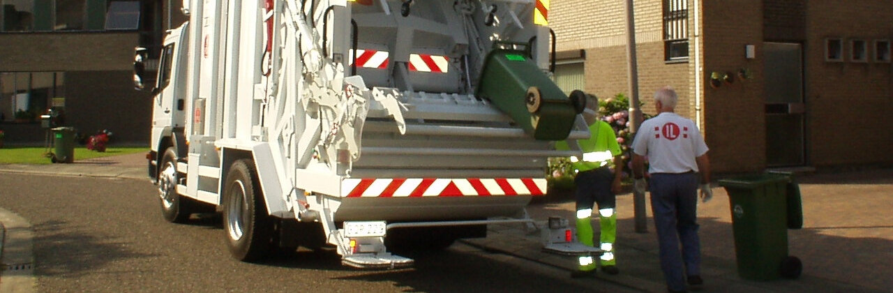 Vuilniswagen die groenafval komt ophalen.
