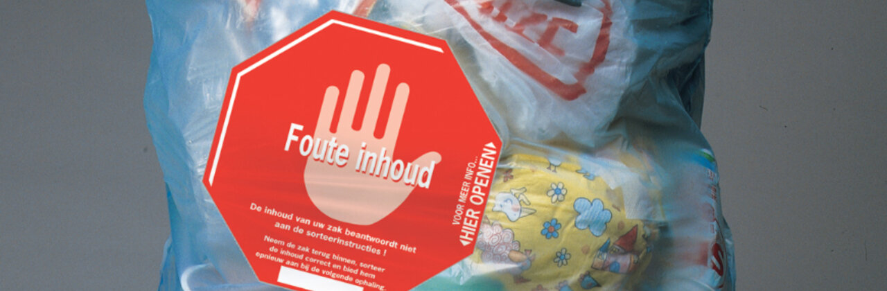 Blauwe zak met een foute inhoud sticker.