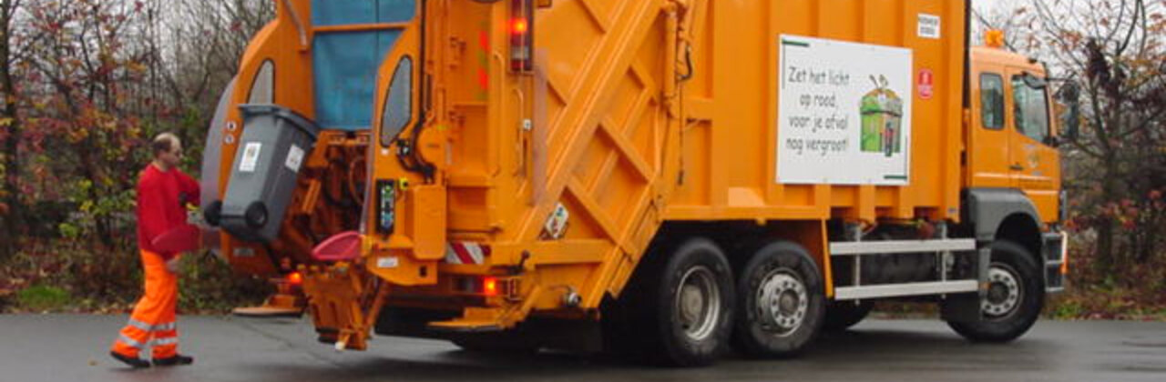 Vuilniswagen die vuil ophaald.