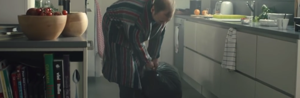 Man die met vuilniszak sleurt.