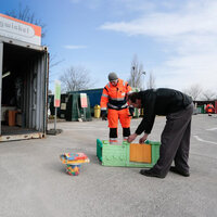 Man die spullen naar de kringloop brengt.